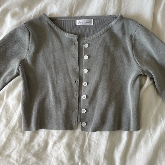 Grey button up long sleeve crop cardigan - Picture 3 of 8